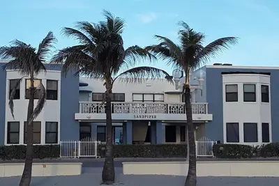 Image de Beachfront Guesthouse # 9 * Emplacement Prime BroadWalk * Accès direct à la plage * Parc gratuit