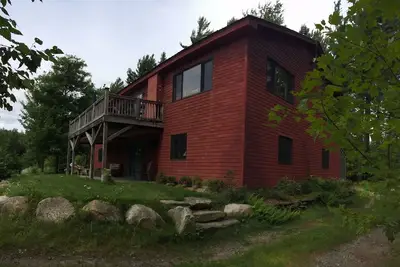 Image de Grande maison moderne avec immense salle grande ouverte et quatre grandes chambres avec salle de bains