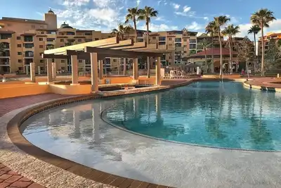 Image de Récemment rénové 2 Br / 2 Ba Princesa D 302 Beachfront Condo-Free dans la chambre Wifi