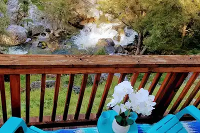 Image de Creekside du lac Yosemite-Bass sur le ruisseau Lewis