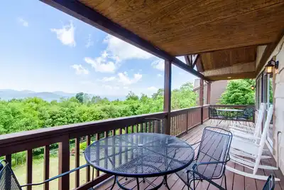 Maison de montagne 3bd / 3ba, au-dessus des pistes de ski, grandes vues, bain à remous, suite principale King, à 5 km de Blowing Rock