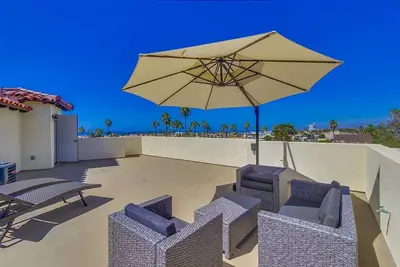 Image de Maison de ville flambant neuve de style espagnol à quelques blocs de la plage avec vue panoramique sur l'océan