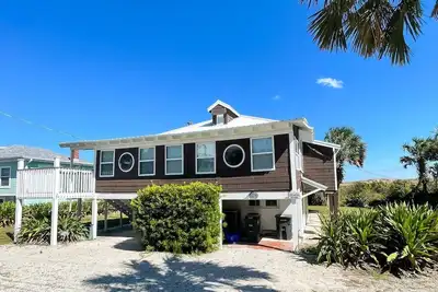 Image de Chalet Shille Tarifs RÉDUITS En Automne: Des vacances classiques Vous êtes tombé dans cette maison de 5 chambres face à l’océan, à pied de tous les restaurants et divertissements sur la plage!