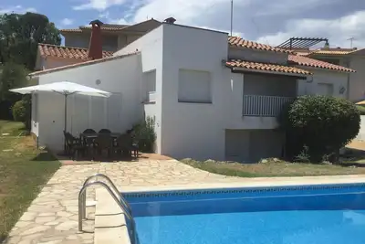 Image de Grande maison avec piscine privée, garage, barbecue, à quelques mètres de la plage