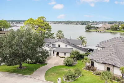Image de Dégagée ouverte maison du lac de l'eau pour le plaisir, famille et amis