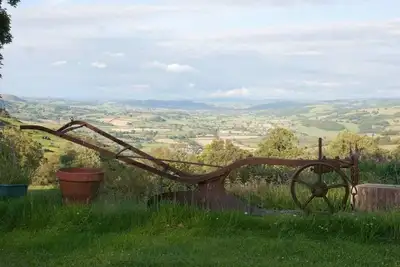 Image de Le grenier est une retraite rurale avec un poêle à bois confortable et des vues spectaculaires.