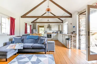 Image de Superbe conversion de grange primée sur une réserve naturelle magnifique