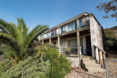 Bel appartement avec terrasse extérieure, vue sur la mer et parking.
