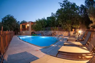 Image de Villa privée avec piscine et vue impressionnante dans un environnement intact
