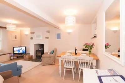 Joli cottage acceptant les animaux de compagnie avec garage, Wi-Fi et vue sur la rivière.