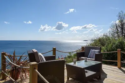 Grande retraite pour deux avec de superbes vues sur la mer.