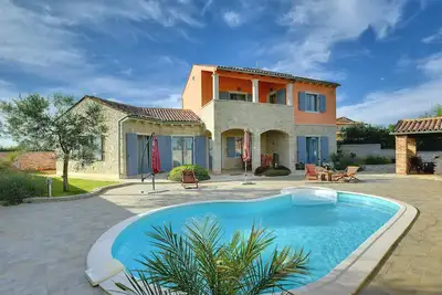 Image de Villa très confortable avec piscine et équipement haut de gamme et Emplacement Calme