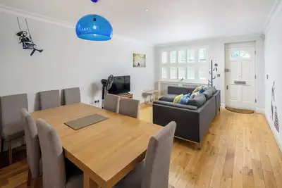 Image de Spacious quiet 4-bedroom/6-bed house with garage 5min walk to Paddington Station