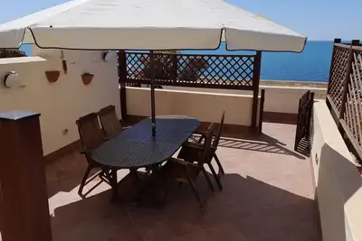 Image de Maison de plage avec terrasse surplombant la plage de Portu Maga
