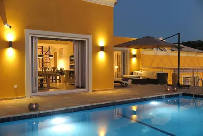 Image de Villa de luxe avec piscine privée et vue mer et coucher de soleil
