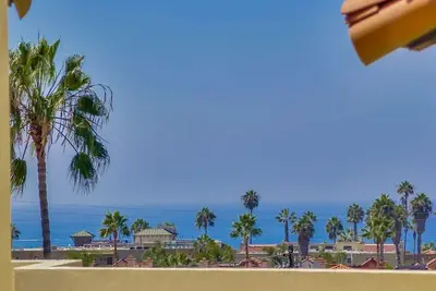 Maison de ville de style espagnol flambant neuf à seulement la plage avec vue panoramique sur l'océan