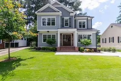 Image de Superbe nouvelle maison près de Piedmont Park / Ansley! Commodité et luxe!