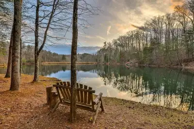 Image de Au lac Lazy, de magnifiques bois durs enveloppent ce chalet parfait et rustique sur un lac de montagne dégagé. Non pe