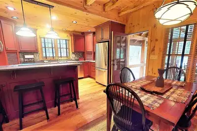 Image de Cold Mountain Pond est une cabane au bord de l’eau nichée dans un cadre privé. Non-animal de compagnie