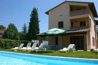 Image de Villa avec piscine privée, jardin clos et connexion Wi-Fi, idéale pour les groupes d’amis. Situé prè