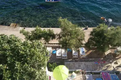 Image de Villa Vedran appartement Vedran B avec chaises longues face à la mer