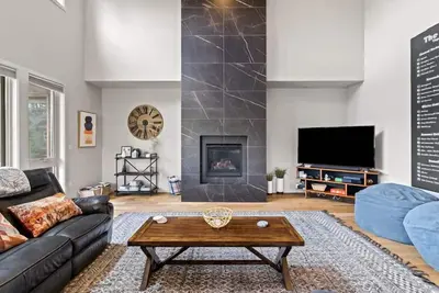 Image de Tout neuf! 5br / 3. 5ba, 2922 pieds carrés, pour 12 personnes, bain à remous, étapes de la rivière Deschutes