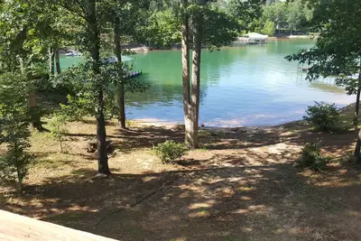Image de Tranquille bord du lac près de Clemson Sc