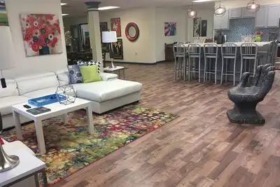 Image de Immense condo de 5000 pieds carrés - 2 blocs Beale, 10 lits 2king & 8queen, 3 salles de bain, beaucoup de prkng