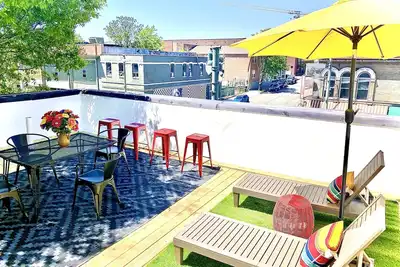 Image de Beale 2 blocs: 3400 pieds carrés, 11 lits, garage 2 voitures, terrasse sur le toit, chariot devant