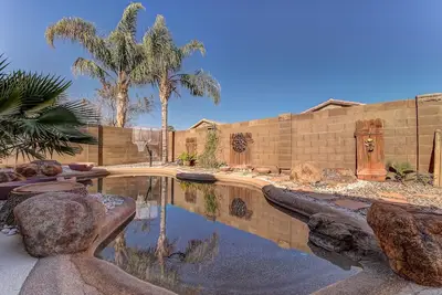 Image de Oasis arrière-cour avec piscine chauffée solaire privée, un bain à remous et des tonnes de commodités!