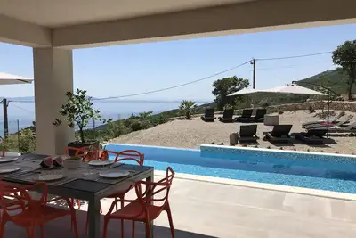 Image de Tout neuf, avec piscine à débordement, juste au bord de la piscine