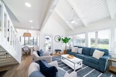 Image de Décor lumineux! 3 Br / 3 Ba Cottage; Famille et animaux acceptés! Piscines / plage à proximité!