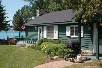Image de Cottage pittoresque sur le magnifique lac Torch, Michigan