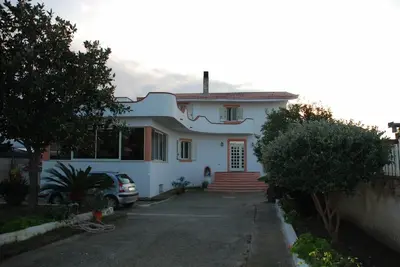 Image de Villa sur la côte nord de la Sicile, avec vue sur la mer. .