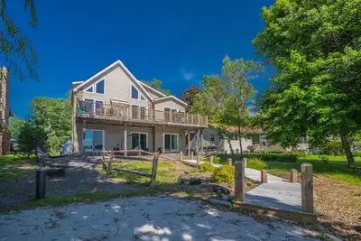 Image de Spacieuse maison au bord du lac mise à jour avec des vues incroyables et un quai / plage personnel