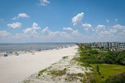 Image de Mad Man Modern Condo à East Beach: Piscine et marches jusqu'à la plage: superbes vues