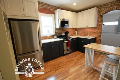 Image de Cottage historique confortable dans le centre-ville, près de tout! Détendez-vous et reconnectez-vous!