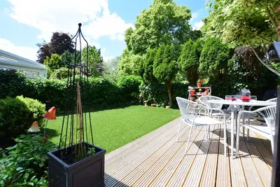 Image de Ce chalet contemporain bénéficie d'un emplacement paisible dans une position élevée.