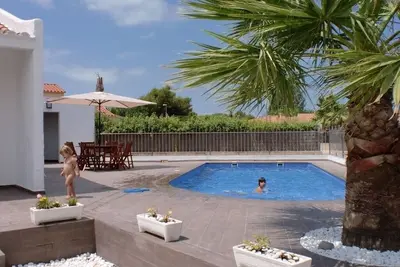 Image de Offre Maison avec piscine privée avec chloration saline et jardin et terrasses