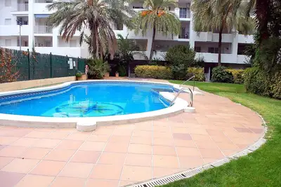 Image de Appartement dans un joli immeuble avec un grand espace vert et piscine d´eau salée, situé