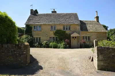 Image de Gardeners Cottage est un chalet d'époque merveilleusement présenté dans les Cotswolds.