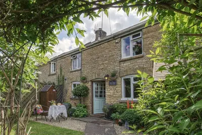 Image de Bay Tree Cottage est niché dans une position élevée sur le bord d'un joli village.