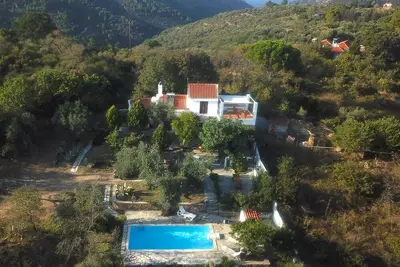 Image de Emplacement idéal, intimité totale avec piscine en falaise, grand jardin, terrasse et vue