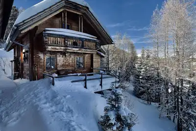 Image de Cabane pittoresque à 1750 m de neige avec piscine et sauna, en plein domaine skiable et de randonnée!