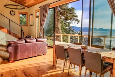Image de Récemment rénové, immaculée maison vue sur l'océan. À distance de marche de la plage!