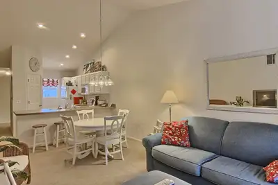 Image de 2br Adorable Creekside Condo à Charlevoix, à pied des magasins