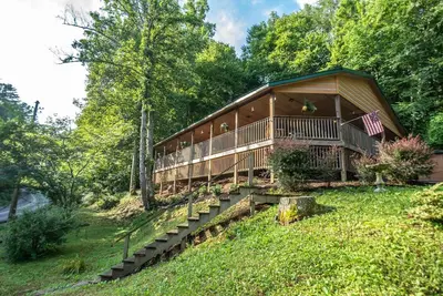 Image de Woods Mountain Cabin ~ 4 miles à Gatlinburg, WiFi, Air Hockey, bain à remous, accessible aux personnes à mobilité réduite avec ascenseur