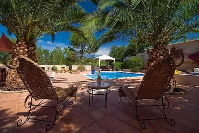 Image de Villa de 6 chambres avec piscines privées de 8x8m et 4x4m, dont l’une est chauffée, avec cascade