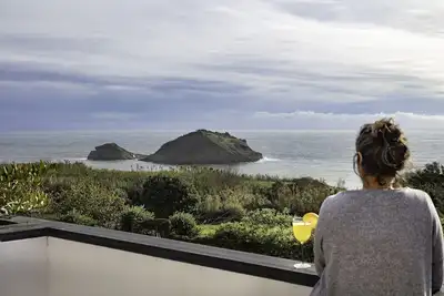 Image de Venez profiter de la paix, du calme et des vues sur la mer et les montagnes dans votre confort.