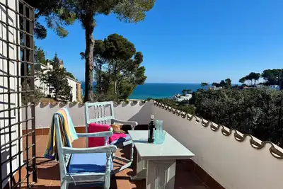 Image de Villa individuelle avec jardin et splendide vue sur la mer Ă seulement 1 km. de la plage.